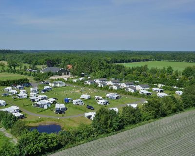 Een bovenaanzicht van de Camping van Vakantie Landgoed De Alberthoeve in Drenthe